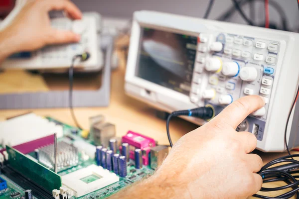 Engenheiro testa componentes eletrônicos com osciloscópio no centro de serviço — Fotografia de Stock