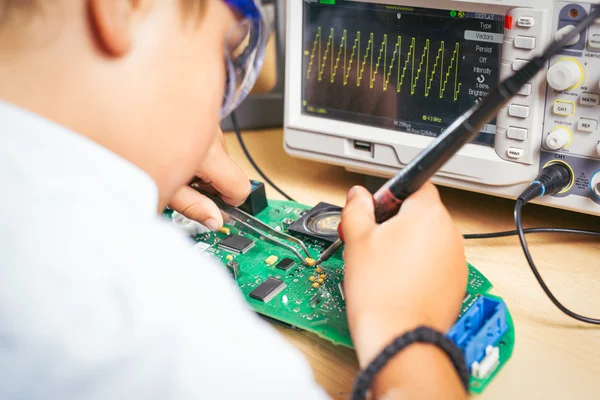 Niño trabajando en un proyecto de electrónica — Foto de Stock