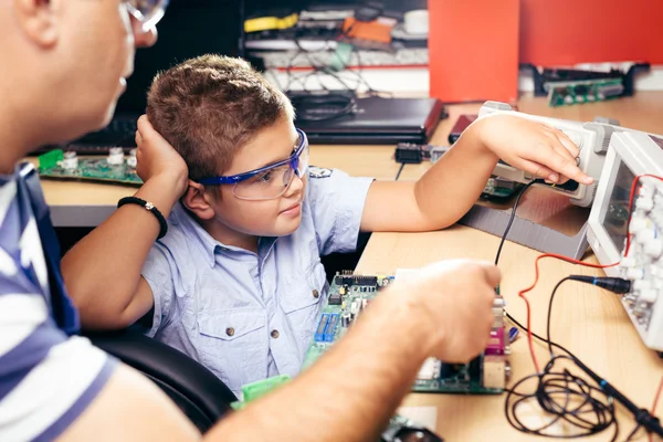 Malý chlapec a učitel ve třídě s elektronickým projektem — Stock fotografie