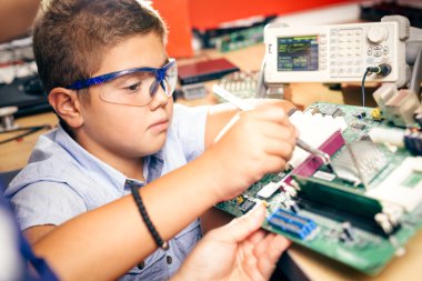 Küçük çocuk ve öğretmen ile elektronik proje sınıfı
