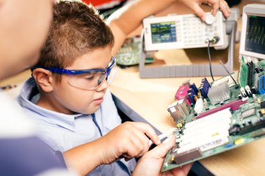 Küçük çocuk ve öğretmen ile elektronik proje sınıfı