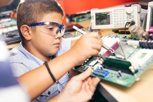 Malý chlapec a učitel ve třídě s elektronickým projektem — Stock fotografie