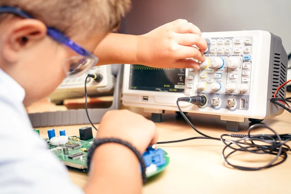 Mladík pracuje na projektu elektroniky — Stock fotografie