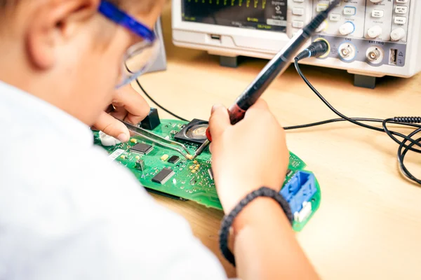 Fiatal fiú dolgozik egy elektronikai projekt — Stock Fotó