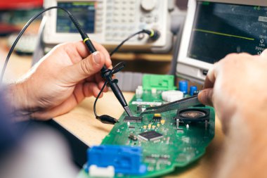 Tamirci elektronik cihaz Servis Merkezi giderir.
