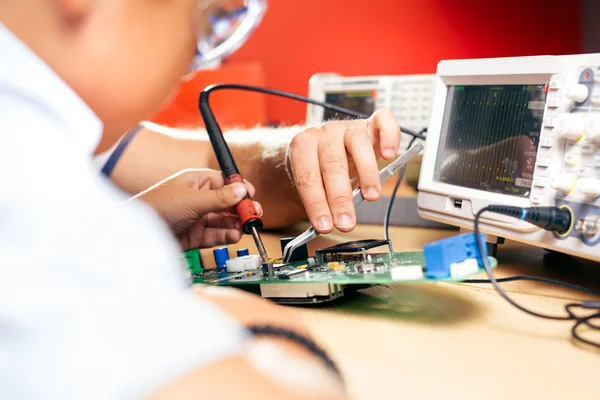 Mladík pracuje na projektu elektroniky — Stock fotografie