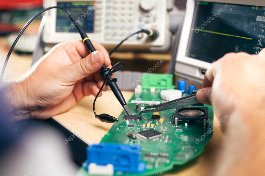 Починка микросхем терминала. Испаритель для электронной сигареты. Починка телефонов. Ремонтник с паяльником. Ремонт смартфонов.