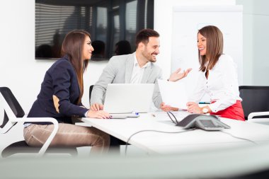 Ofisteki iş adamları bir konferans düzenleyip stratejileri tartışıyor