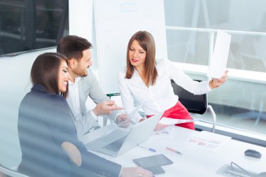 İş ortakları fikir veya office toplantıda proje tartışıyor