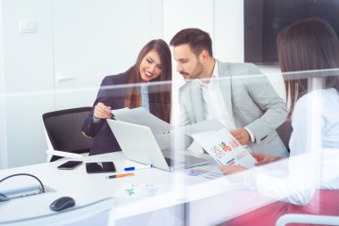 İş ortakları fikir veya office toplantıda proje tartışıyor