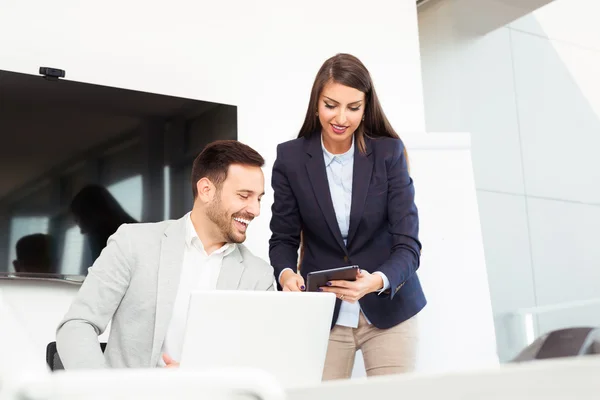 Geschäftsleute im modernen Büro — Stockfoto