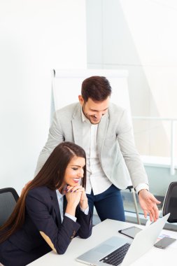 Modern ofis projesinde birlikte çalışan iş çifti