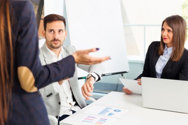 Takımda birlikte çalışan iş insanlar çakışması sorunu