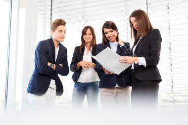 İş kadını bir toplantıda meslektaşlarına sunum yapıyor.