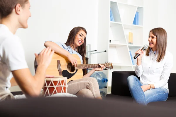 Friends enjoying playing guitar and singing together — Stock Photo, Image