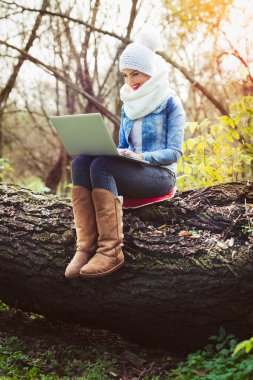 laptop sonbahar Park'ın şirin kadınla.