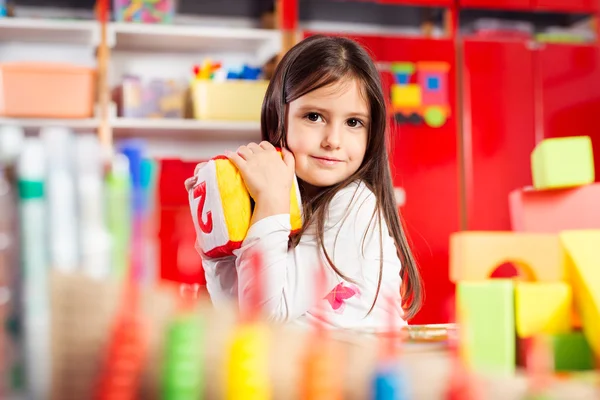 Criança pré-escolar brincando com blocos de brinquedos coloridos — Fotografia de Stock