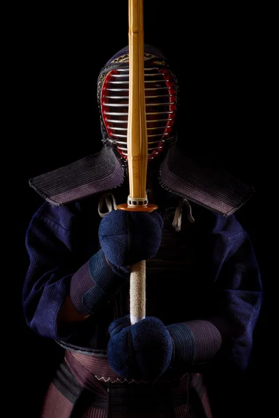 Retrato de homem kendo lutador com bokuto — Fotografia de Stock