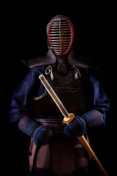 Retrato de homem kendo lutador com bokuto — Fotografia de Stock