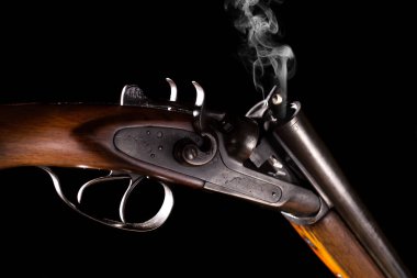 Bir av tüfeği atış sonra duman