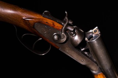 Siyah bir arka plan Double-Barreled av tüfeği