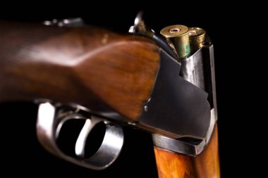 Double-Barreled av silahı iki kartuşlar ile açıldı