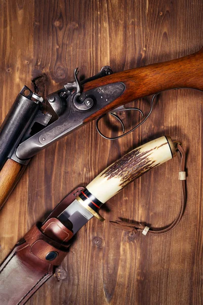Espingarda de caça e faca — Fotografia de Stock