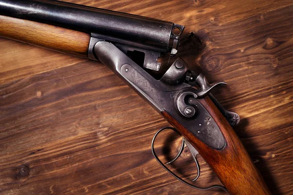 Sörétes puska fából készült háttér — Stock Fotó
