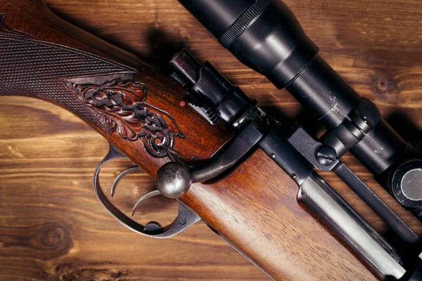 Sniper sur fond en bois — Photo