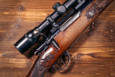 Ahşap zemin üzerine keskin nişancı