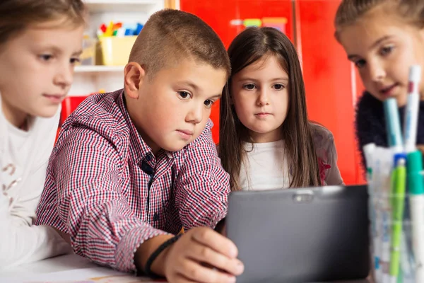 Niños jugando en la tableta — Foto de Stock