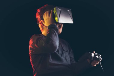 Sanal gerçeklik karşılaşan çocuk