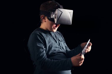 Sanal gerçeklik karşılaşan çocuk