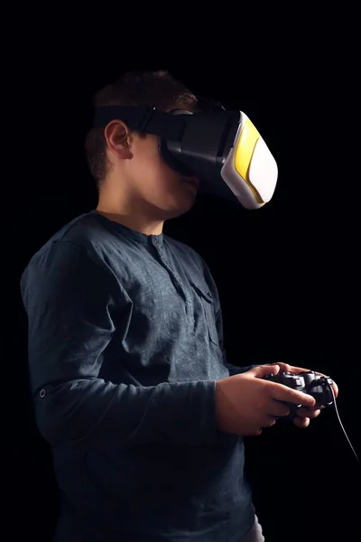 Boy experiencing virtual reality — Stock Photo, Image