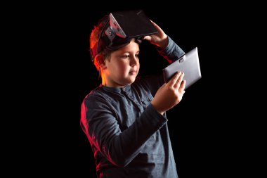 Sanal gerçeklik karşılaşan çocuk