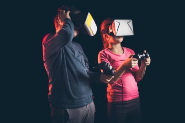 Sanal gerçeklik kulaklık ile çocuk