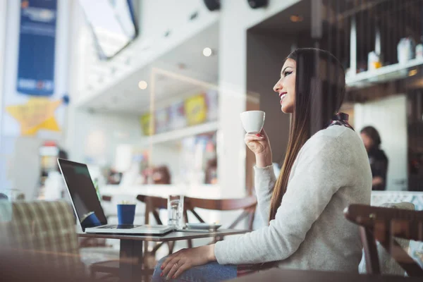 Woman drinking coffee in the morning at restaurant — Stock Photo, Image