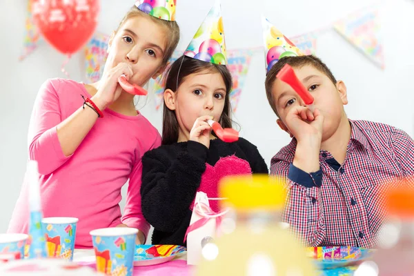 Feliz grupo de niños divirtiéndose en la fiesta de cumpleaños —  Fotos de Stock