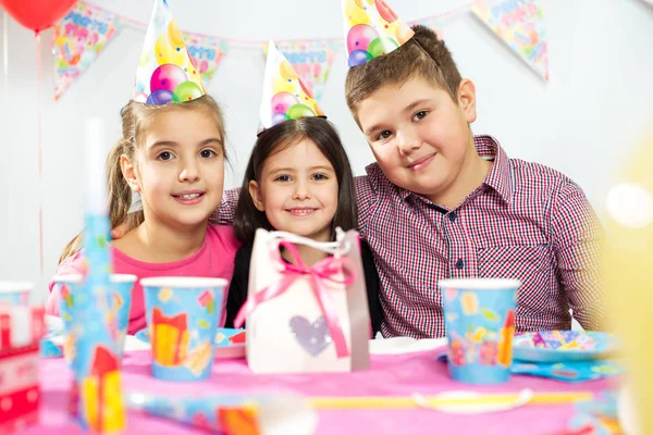 Happy group of children having fun at birthday party — Stock Photo, Image