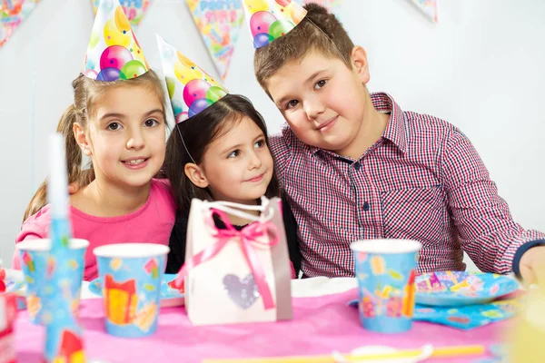 Feliz grupo de niños divirtiéndose en la fiesta de cumpleaños — Foto de Stock