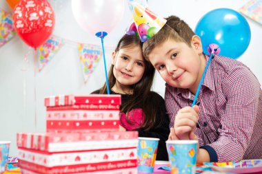 Doğum günü partisinde eğlenmek çocukların mutlu grup