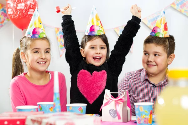 Grupo feliz de crianças se divertindo na festa de aniversário — Fotografia de Stock