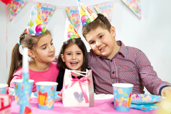 Grupo feliz de crianças se divertindo na festa de aniversário — Fotografia de Stock