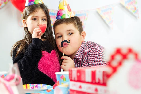 Fröhliche Kinderschar hat Spaß bei Geburtstagsfeier — Stockfoto