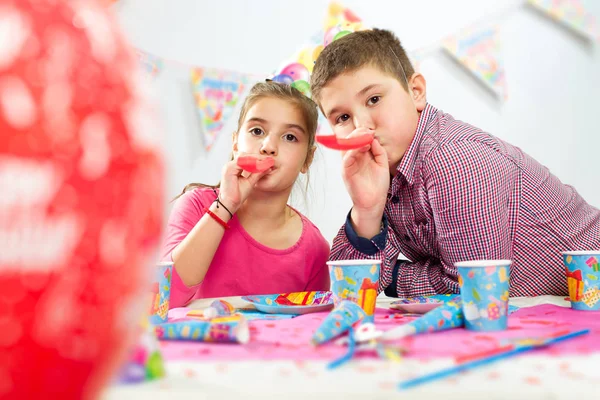 Feliz grupo de niños divirtiéndose en la fiesta de cumpleaños —  Fotos de Stock