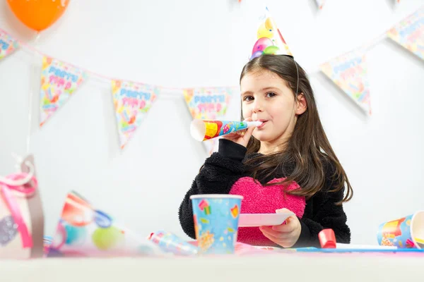 Niña celebrar feliz cumpleaños —  Fotos de Stock