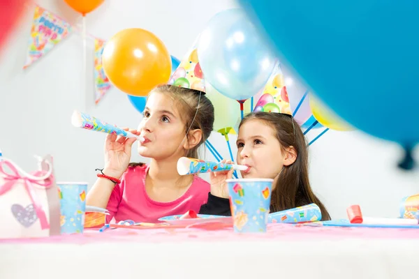 Niños celebrando fiesta de cumpleaños — Foto de Stock