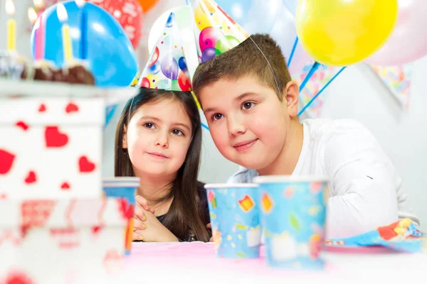 Дети празднуют день рождения — стоковое фото