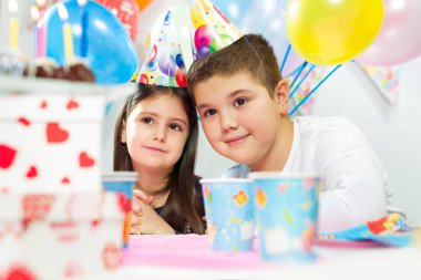 Çocuklar doğum gününü kutluyor