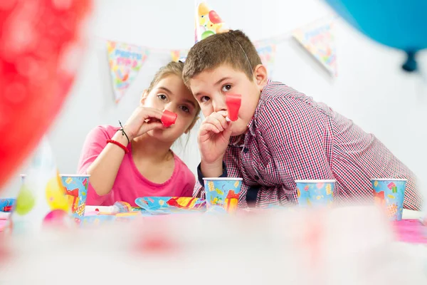 Niños feliz fiesta de cumpleaños — Foto de Stock